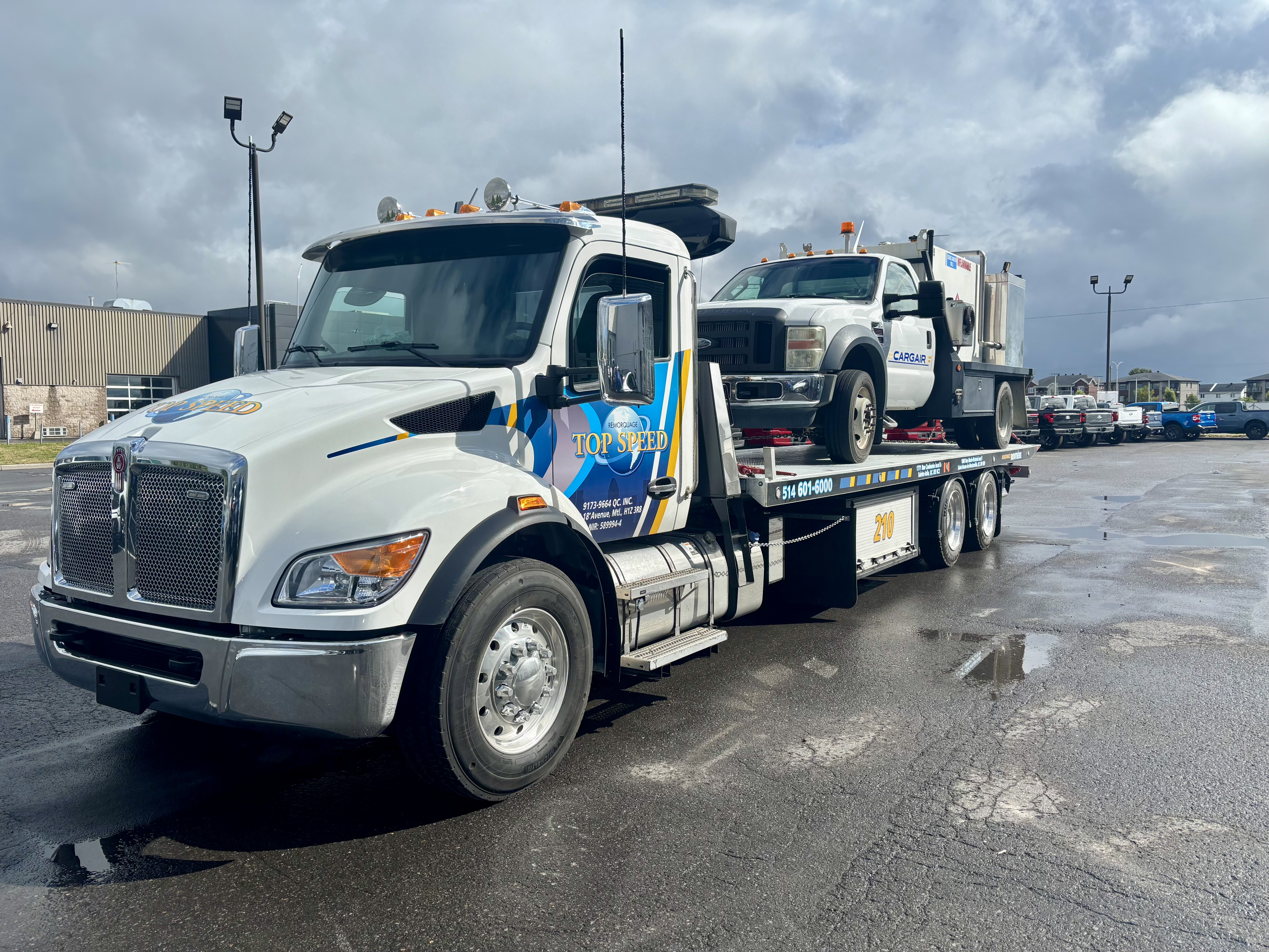 Camion lourd chargé sur une plateforme