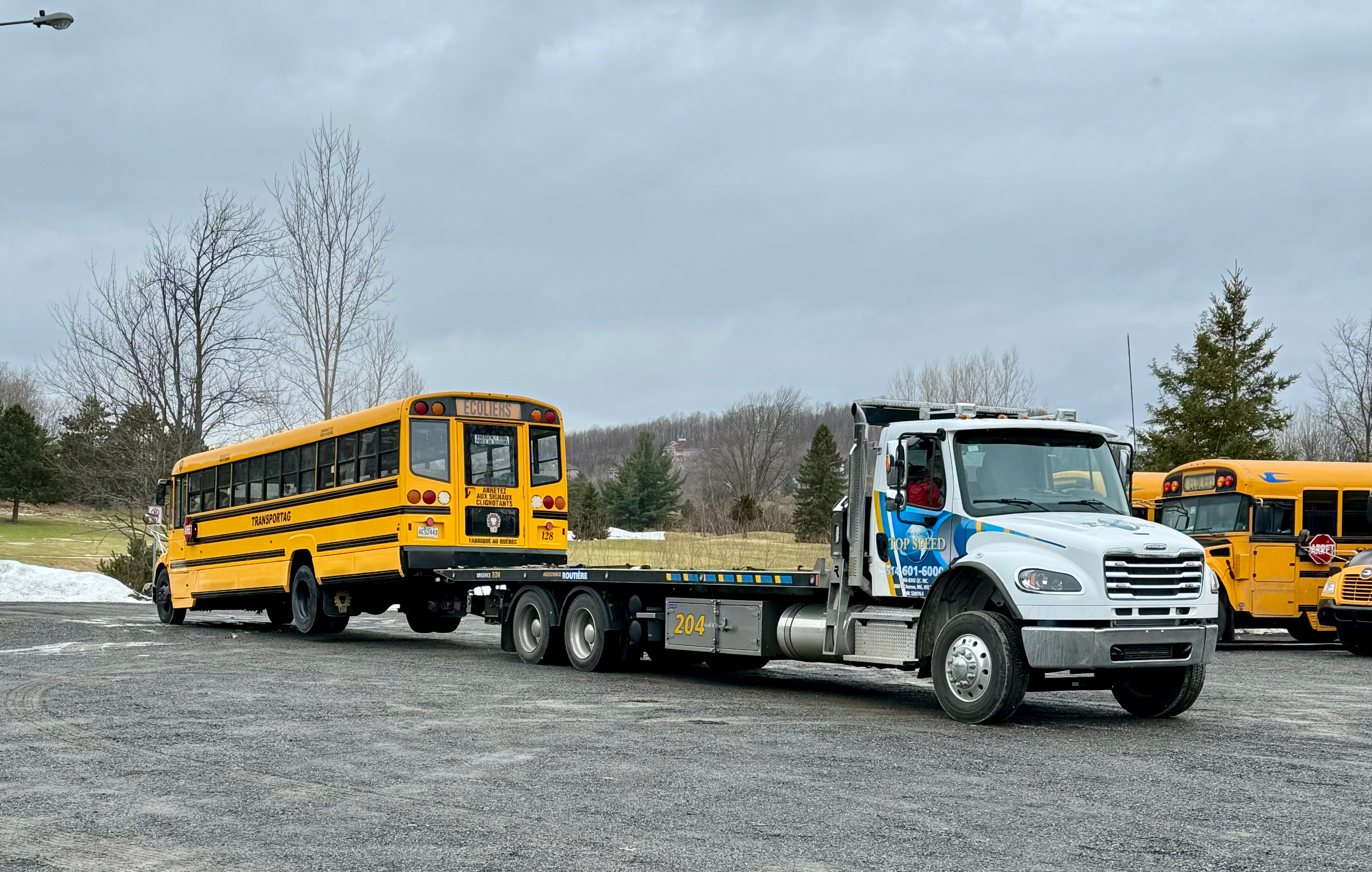 Transport d’un autobus jaune sur une plateforme