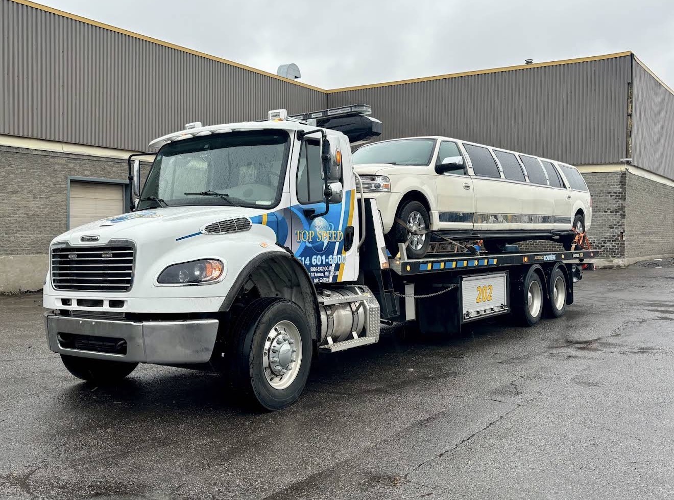 Plateforme Top Speed transportant une camionnette blanche