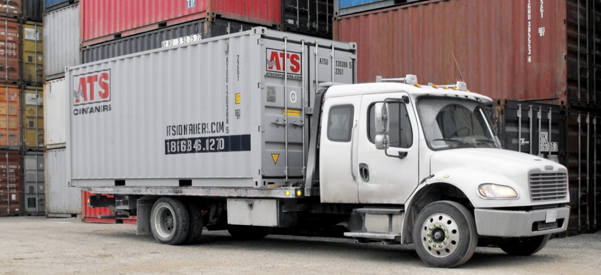 Camion à caisse stationné dans une cour