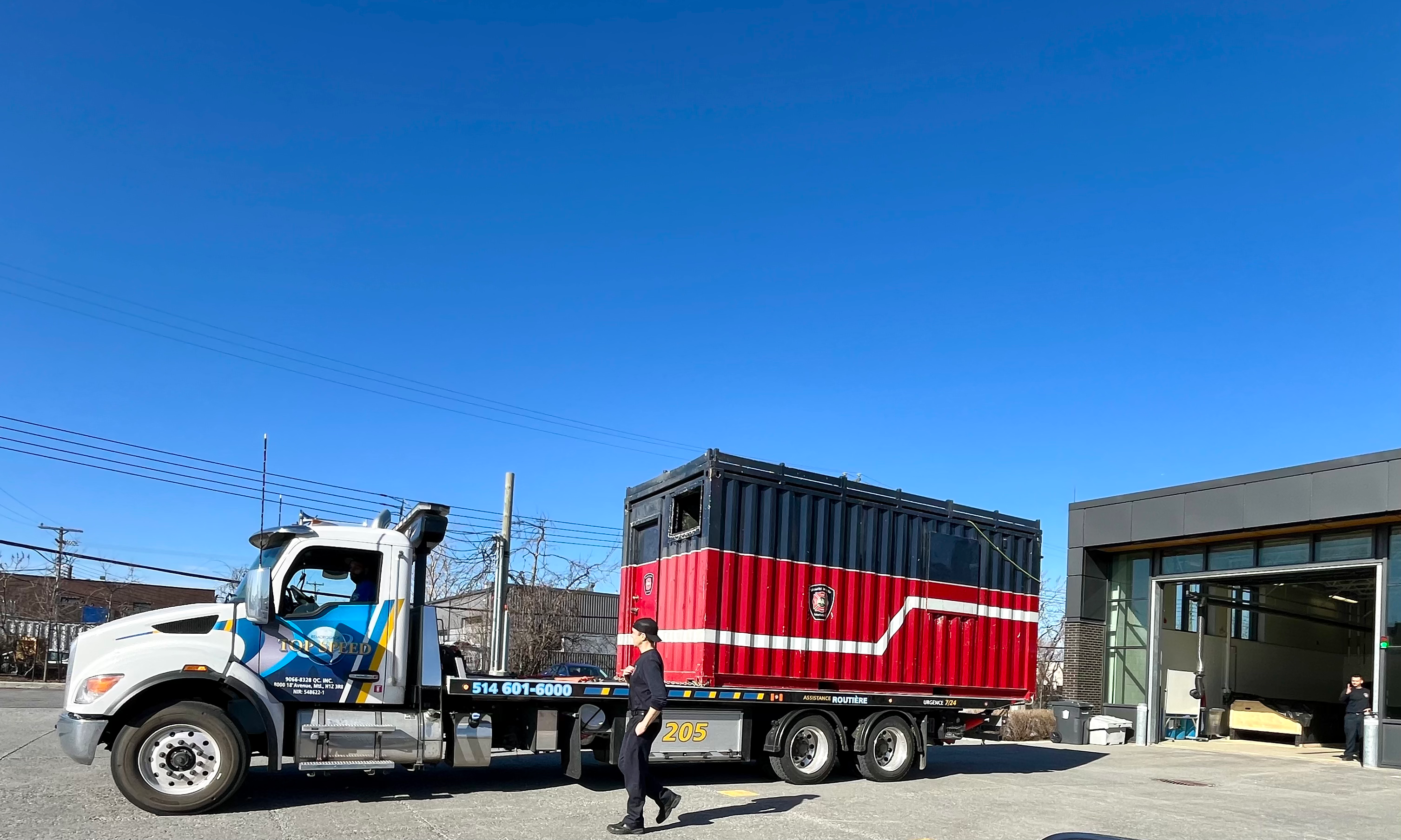 Camion de remorquage lourd près d’un bâtiment