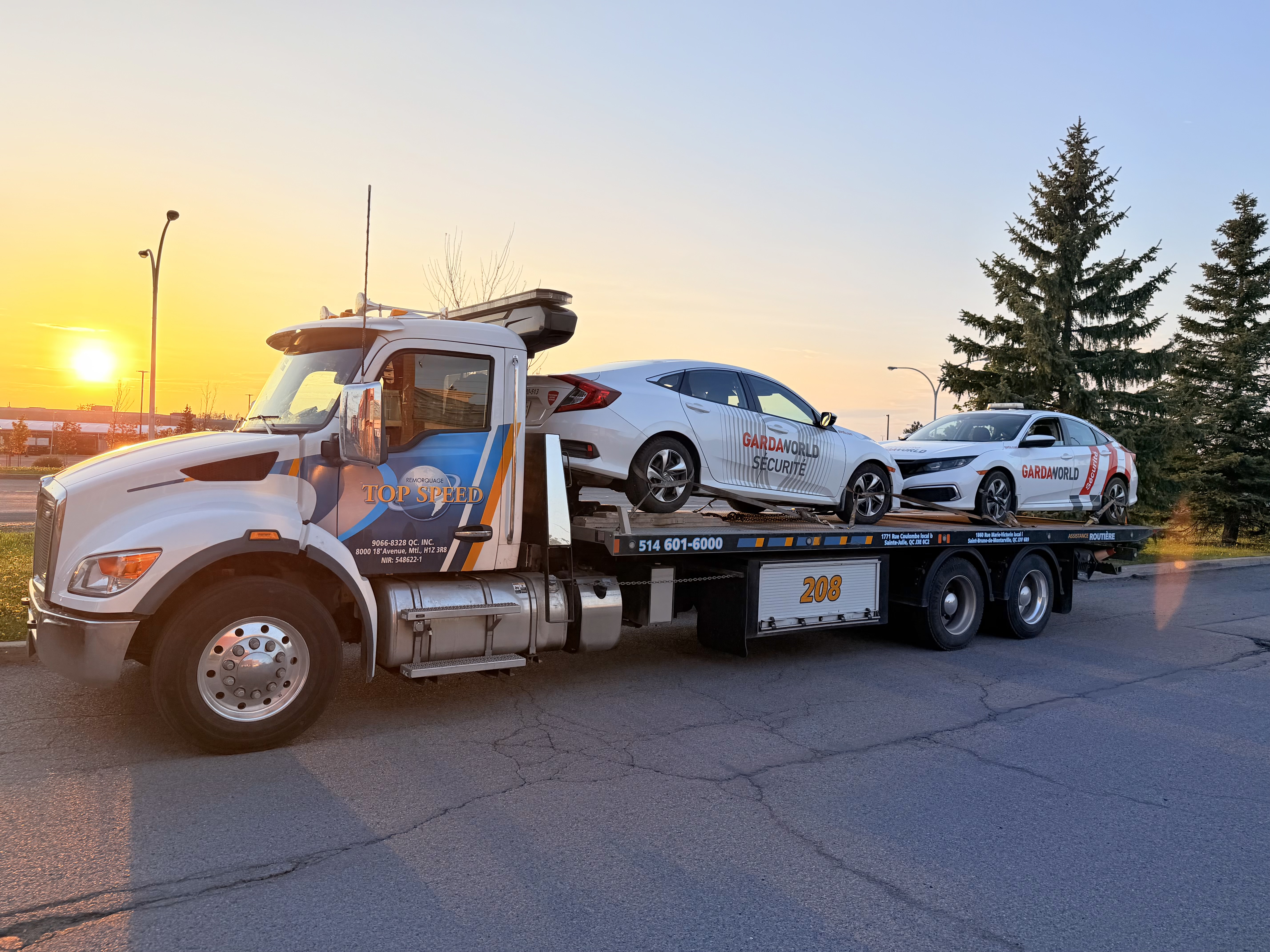 Transport d’une voiture blanche au coucher du soleil