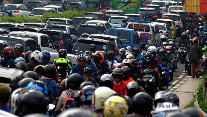 Ratusan Motor Menumpuk di Puncak Karena Macet!