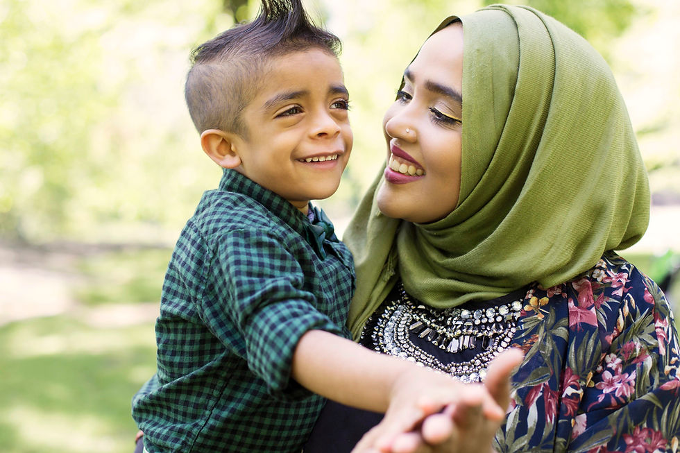 Un gros plan d'une mère et d'un jeune enfant ayant des besoins spéciaux