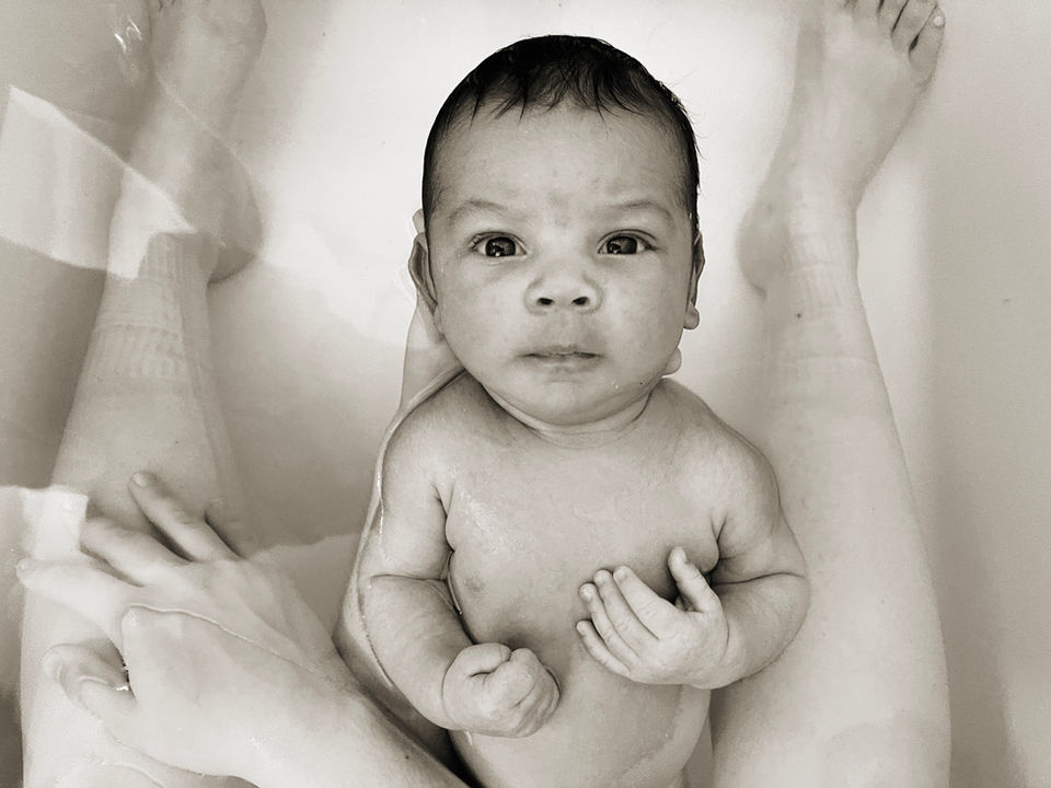 Labor, delivery and Newborn photographer Inga Finch captures Newborn bath with mother