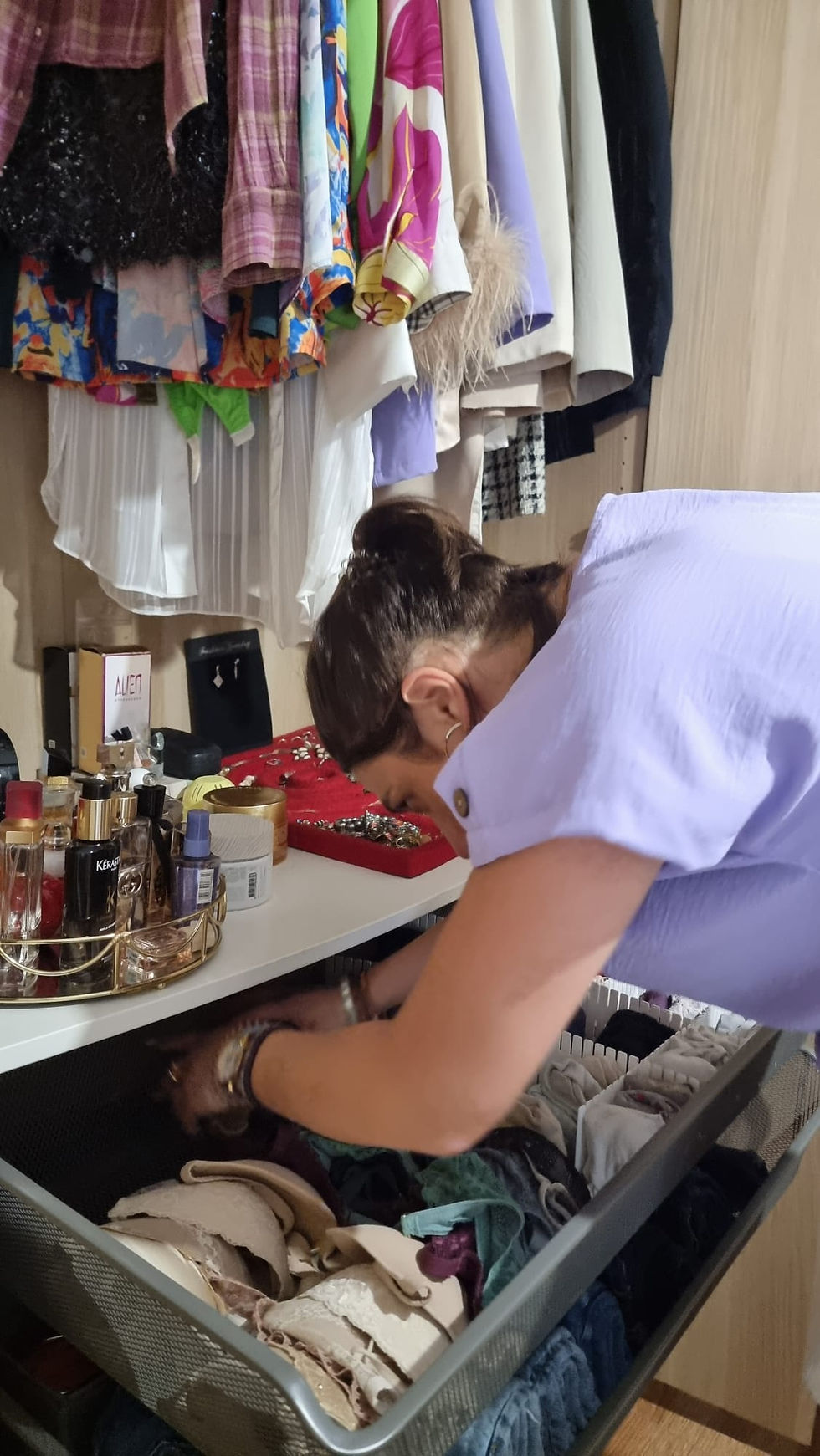 Sónia Garcia a organizar secção de acessórios de quarto de cliente