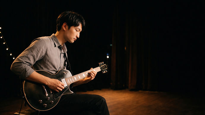 Ridewave Music Studio 踏浪音樂工作室吉他演奏畫面