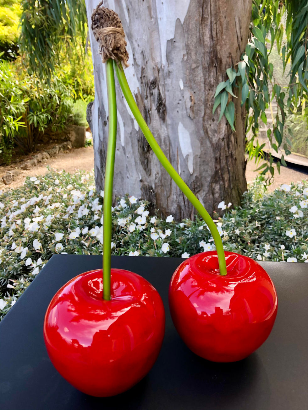 Sculpture de deux cerises rouges brillantes en céramique émaillée, création d'Isabelle de Toytot