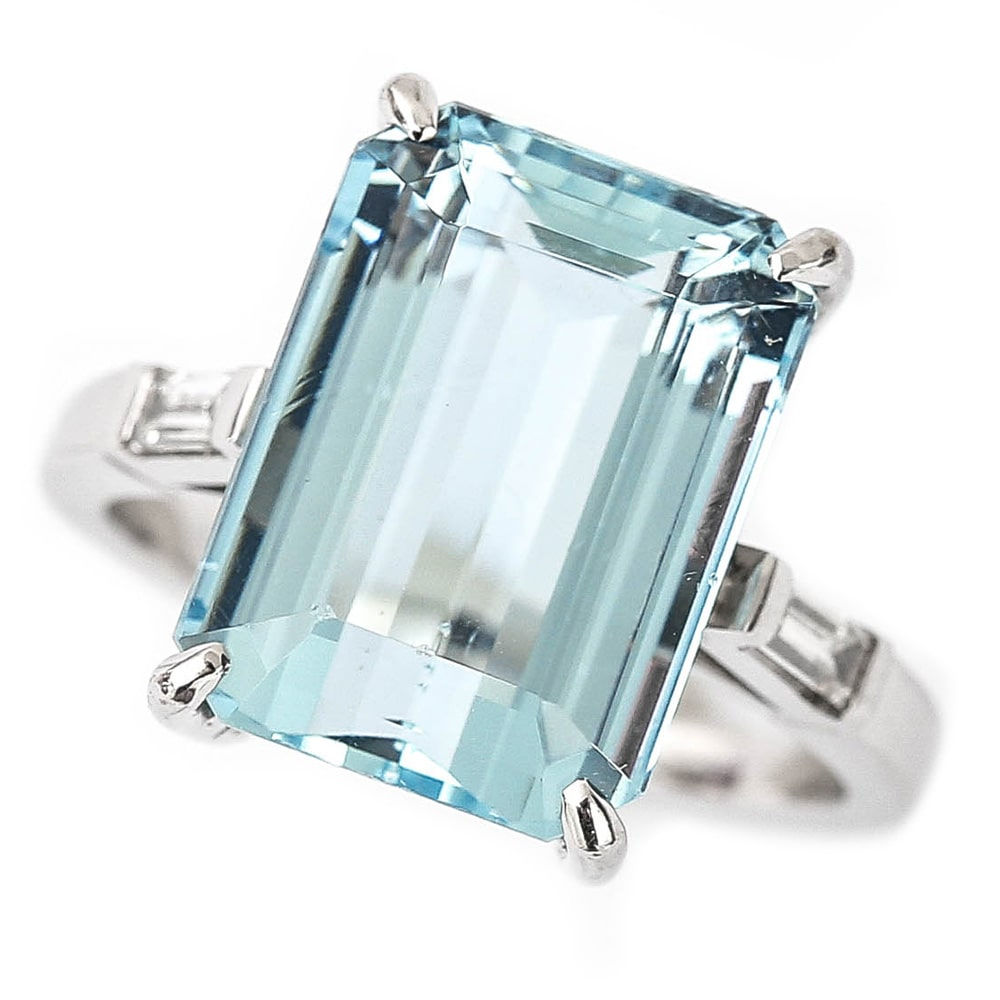 18ct White Gold Aquamarine Est. 9.00 Carat and Diamond Ring