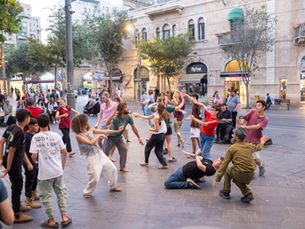 לחולל שינוי: הרקדנים שהעבירו את הסטודיו שלהם לרחוב