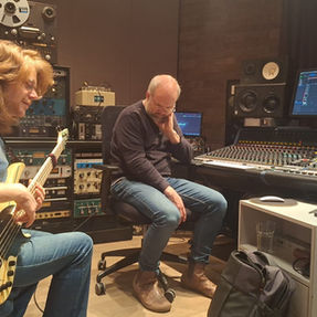 הטור האישי של שיר אלוני 22.2.26: המזוודה של ארבל יהוד, "נקבים נקבים" והתקדמויות אחרות