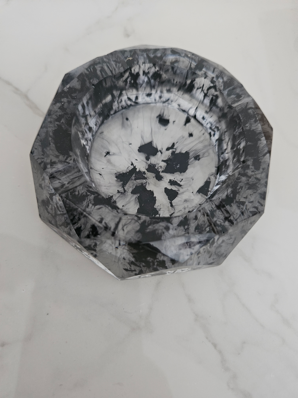 Bol en résine noire et grise