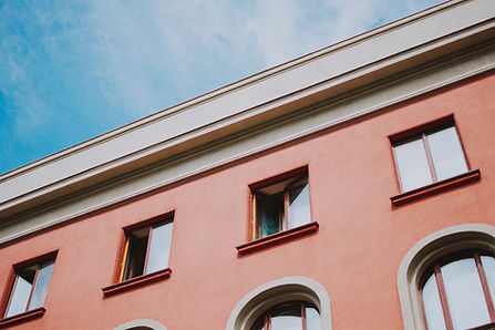 niedriger-winkel-nahaufnahme-schuss-eines-rosa-gebaeudes-mit-fenstern.jpg
