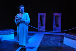 Tres mujeres se preguntan qué soy.