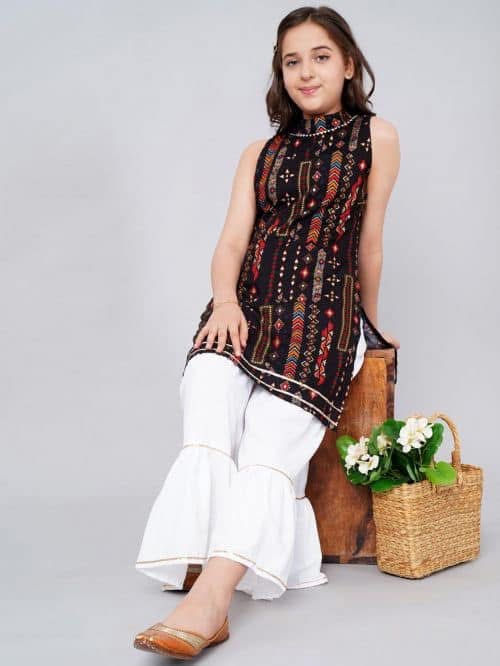 Thumbnail: Multicolored Patchwork Tunic with White Flared Pants