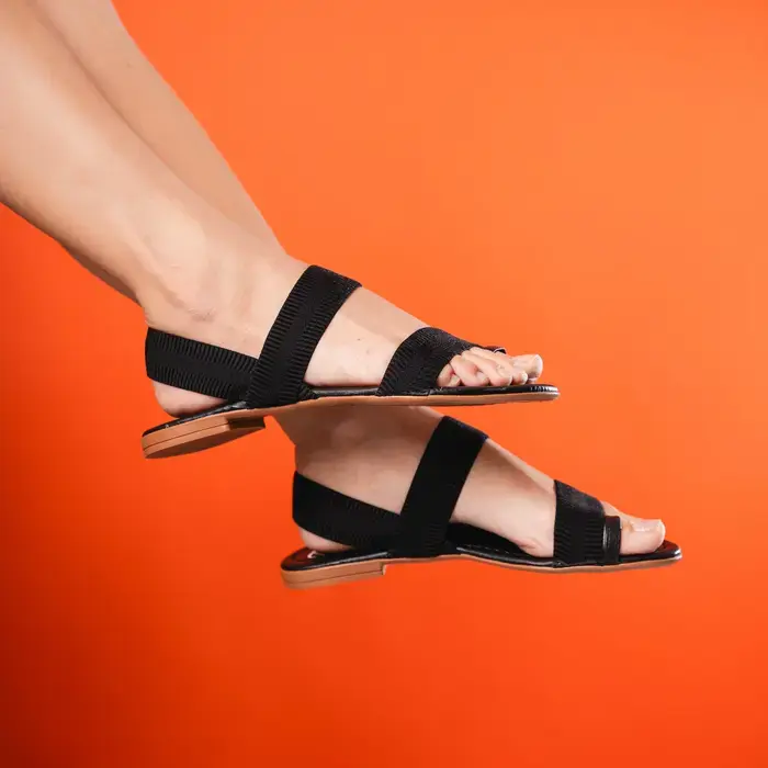 Sandália rasteira com tiras em tecido elástico preto