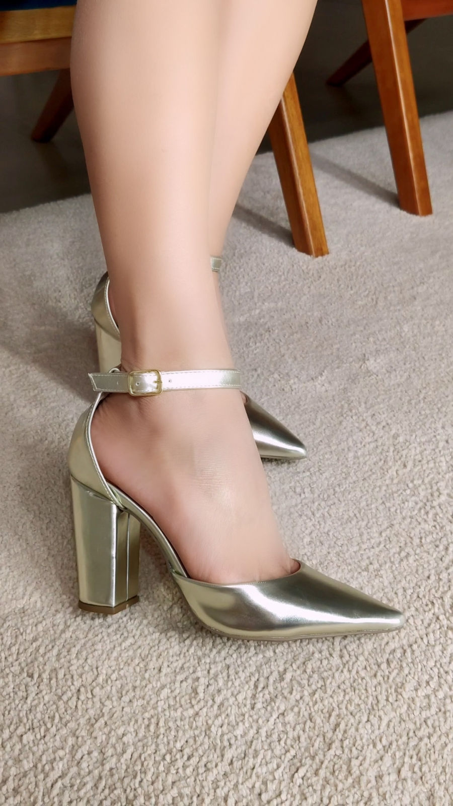 Miniatura: Sapato Scarpin Salto Alto Bico Fino Ajuste Fivela na Cor Dourado
