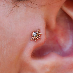 Tragus with Gold Live to Tell End