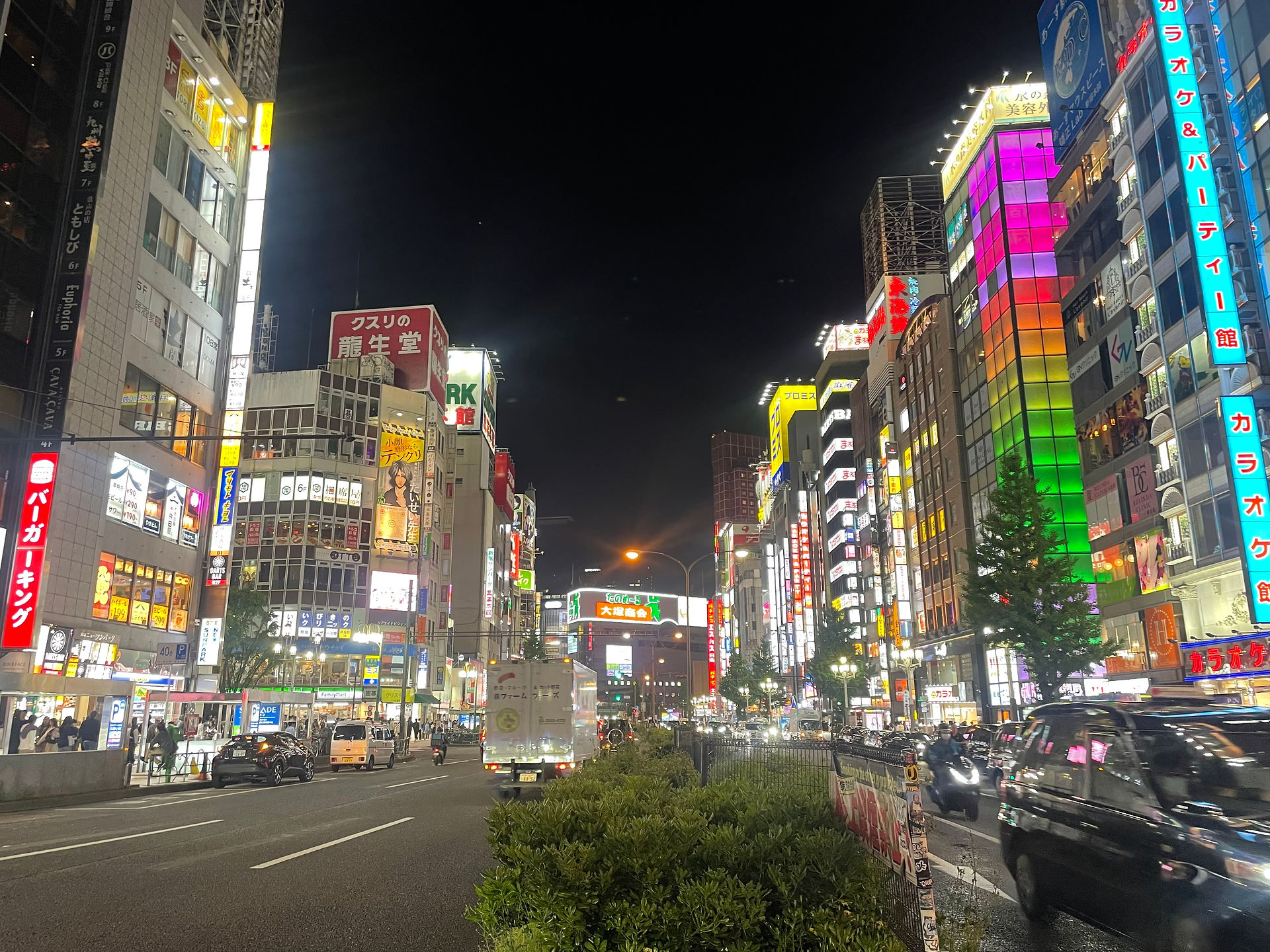 Tokyo at night is hypnotising in all its colors and lights. 