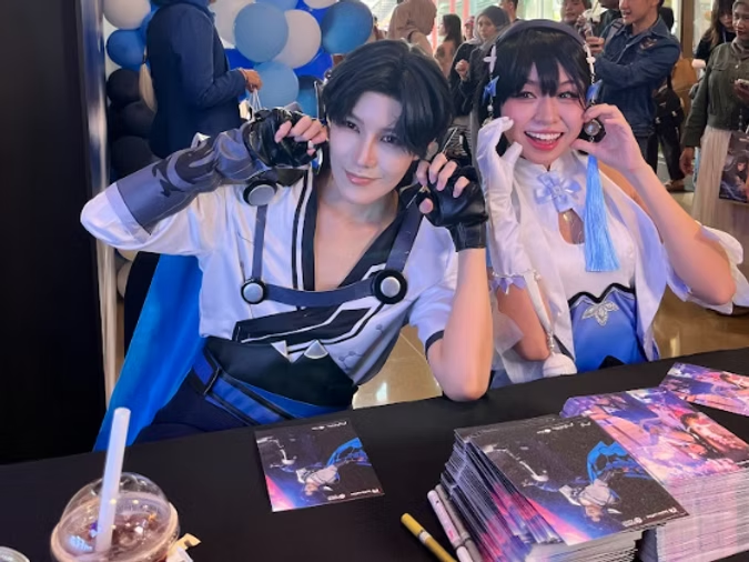Angel (@therealangelloweee) as Shi (right) and Lea (@lea_coser) as Yao (left) brought fan-favorite characters to life at the Luckin Coffee x Honor of Kings cosplayer meet-and-greet.