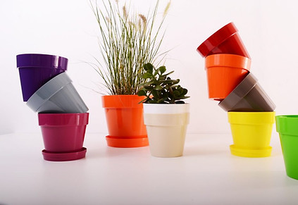 Pots en plastique colorés peints avec une bombe de peinture extérieure