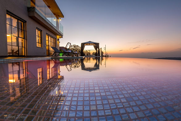 בריכה מפוארת עם נוף מרהיב לשקיעה