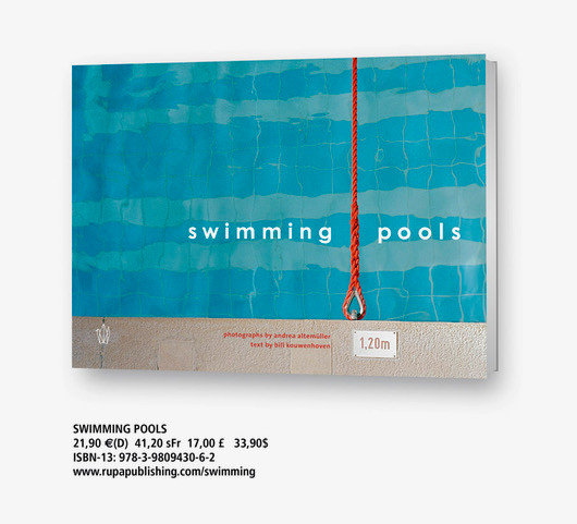 Das Bild zeigt das Buch "Swimming Pools", das Fotos von Andrea Altemüller versammelt.