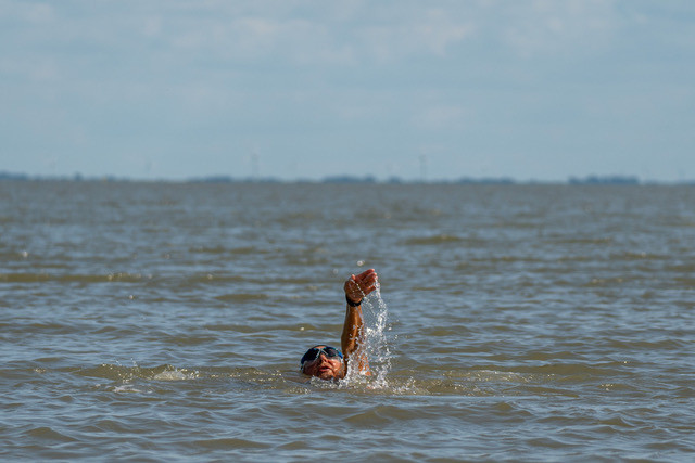 Dagmar Müller beim Rückenschwimmen in der Nordsee.