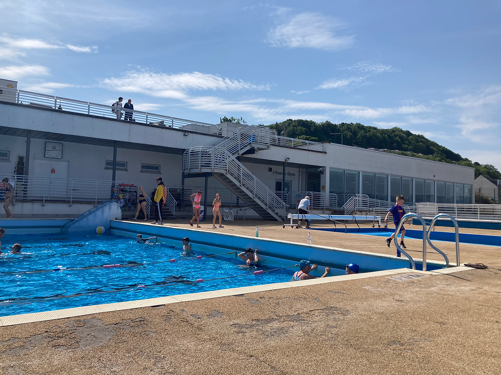 Auf dem Bild sieht man den Gourock Pool aus der Perspektive des Beckenrands.