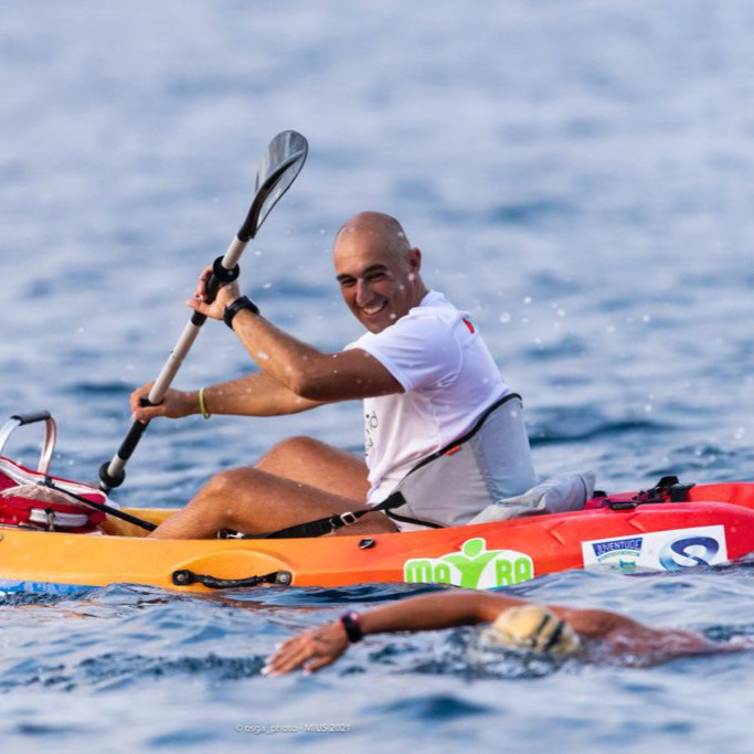 The photo shows Mayras husband in a boat, accompanying her swim.