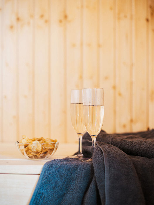 Två glas bubbel med tilltugg i relaxen på Storsätra Fjällhotell