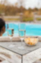 Två glas bubbel och tilltugg vid badtunnan