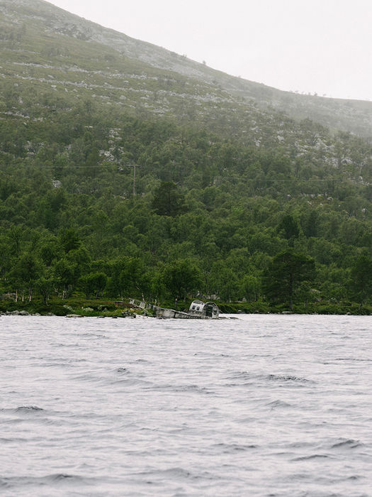 Flygplansvraket på distans från M/S Sylöra med fjällen bakom.