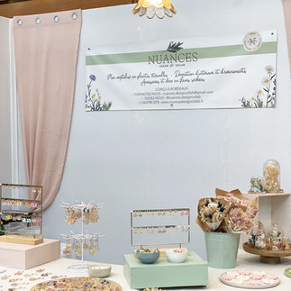 Cette image représente un stand avec les créations florales que nous vendons.
