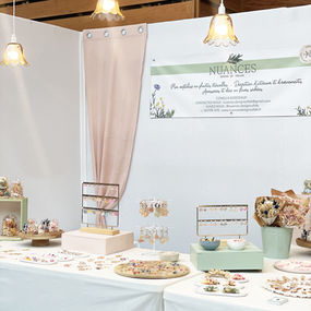 Cette image représente un stand avec les créations florales que nous vendons.