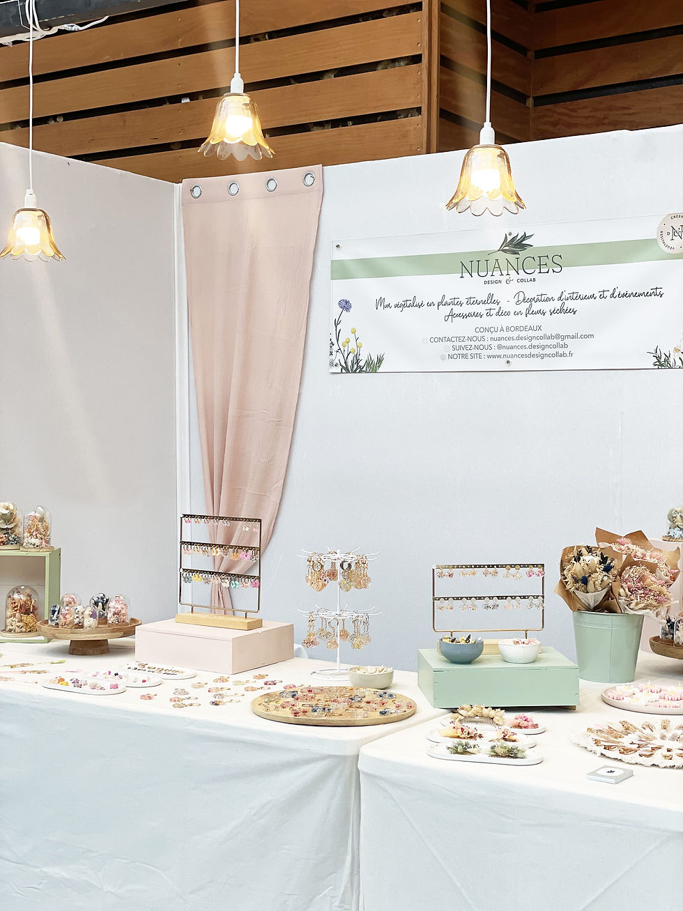 Cette image représente un stand avec les créations florales que nous vendons.