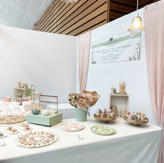 Cette image représente un stand avec les créations florales que nous vendons.