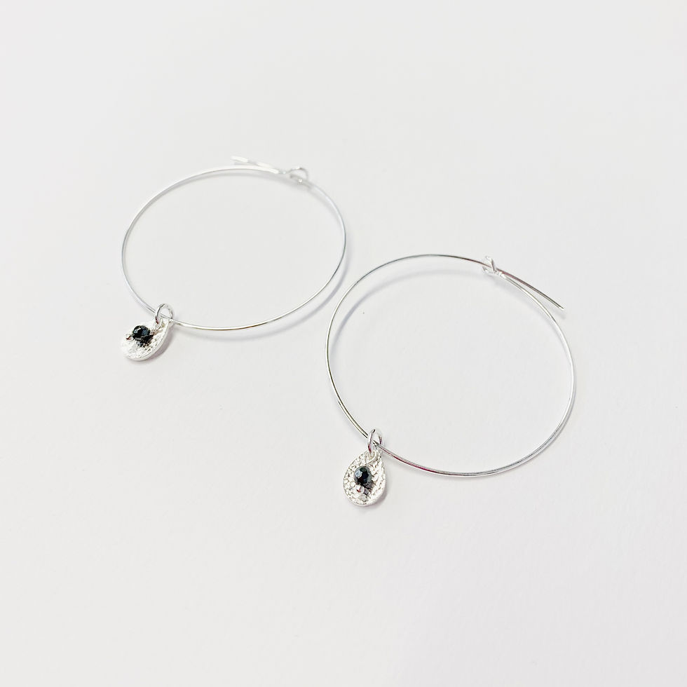 Orecchini cerchio argento con piastrine martellate e ematite naturale