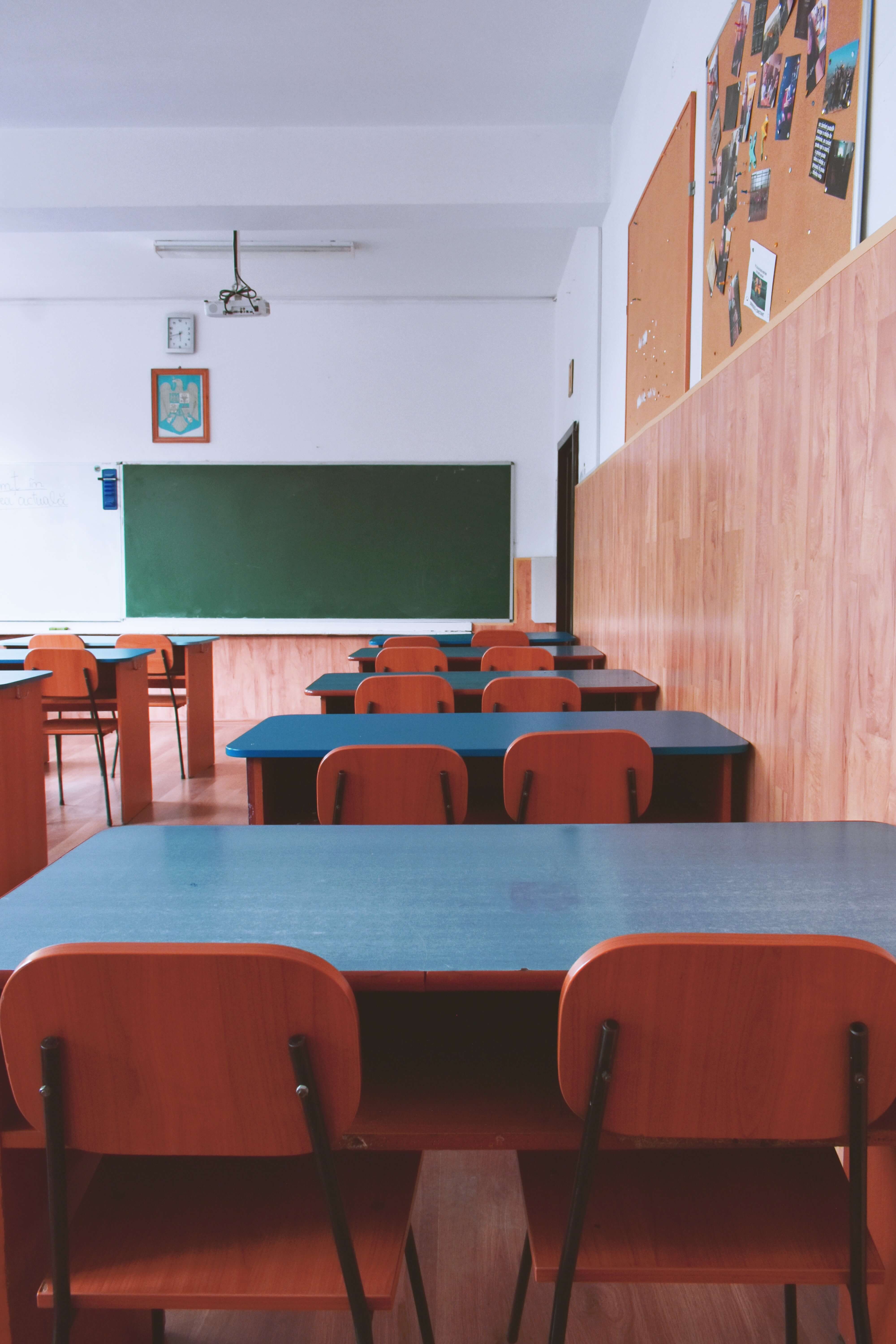 La Scuola T. background