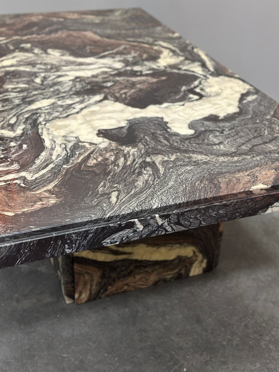 Thumbnail: Large Italian Cipollino Ondulato Marble Coffee Table, 1970s