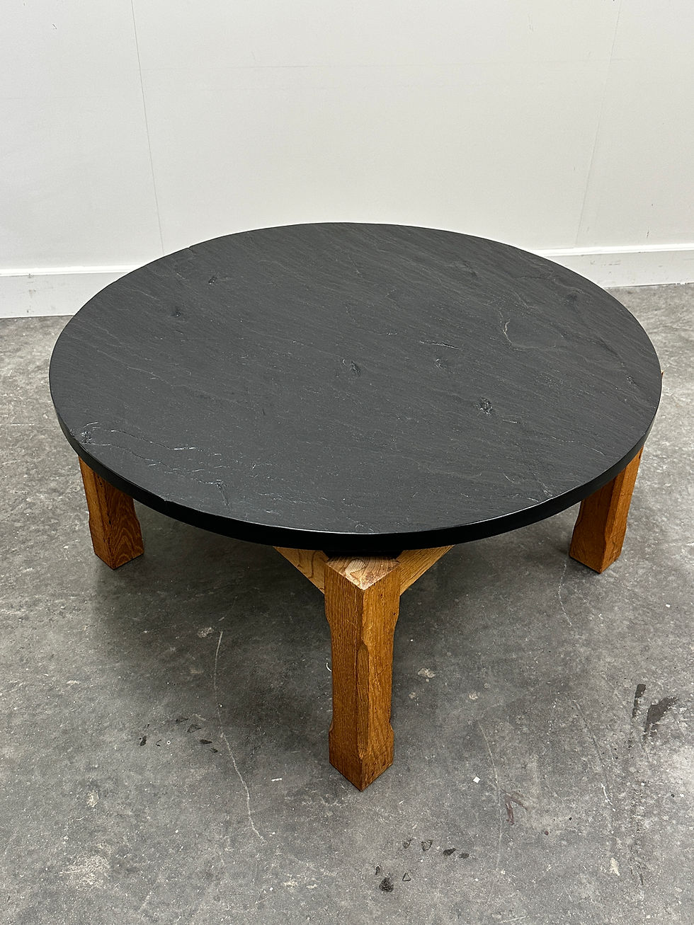 1970s Belgian Brutalist Coffee Table in Textured Black Slate and Solid Oak – Scu