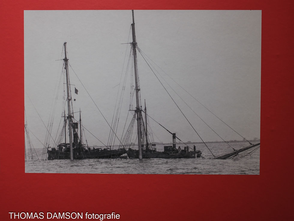 Ein gestrandetes Schiff mit Tauchern auf dem Deck.