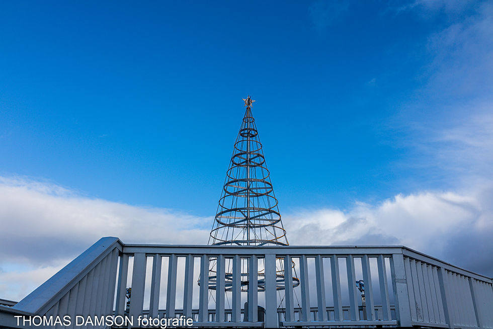 Maritimer, sturmerprobter Weihnachtsbaum auf dem Deck der Alten Liebe.