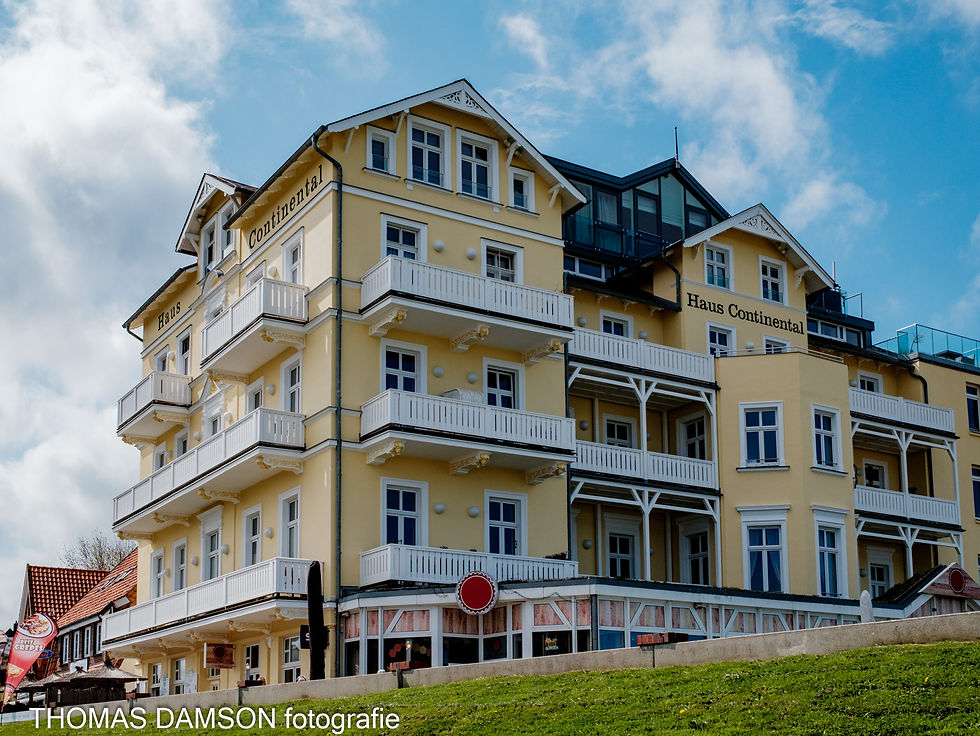 Auf dem alten Deich des Alten Hafens befindets sich das 1886 gebaute und unter Denkmalschutz stehende Hotel Continental. Cuxhaven begann seine Zeit als Seebad und ich vermute: Damals bekam die Anlegestelle Alte Liebe ihren wohlklingenden Namen.