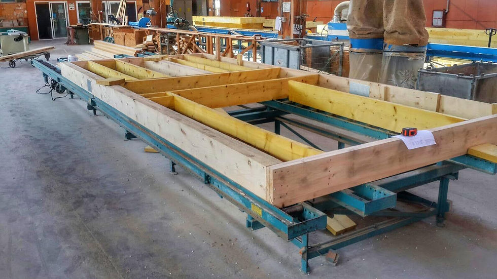 Structură perete prefabricat în sistem timberframe realizat în fabrică.