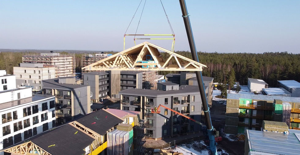 Acoperisul modular din lemn din Suedia, produs de catre Miradex din ferme prefabricate din lemn cu deschidere de 12 si 15m