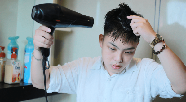 Dùng dầu gội để tóc mềm mượt và sấy tóc để khô khẳn tạo kiểu tóc xoăn