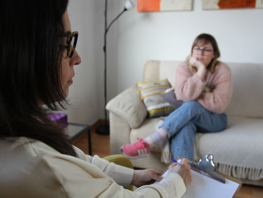 Por lo general las primeras sesiones de terapia tienen rasgos en común, aunque va a depender de la profesional, de su estilo propio, del modelo u orientación terapéutica, etc., pero me atrevería a perfilar unas características similares en la primera visita: La primera sesión tiene carácter evaluativo y exploratorio. Es decir, en esta primera visita, la profesional se dedica a conocer a la persona y al problema que le ha traído a consulta.