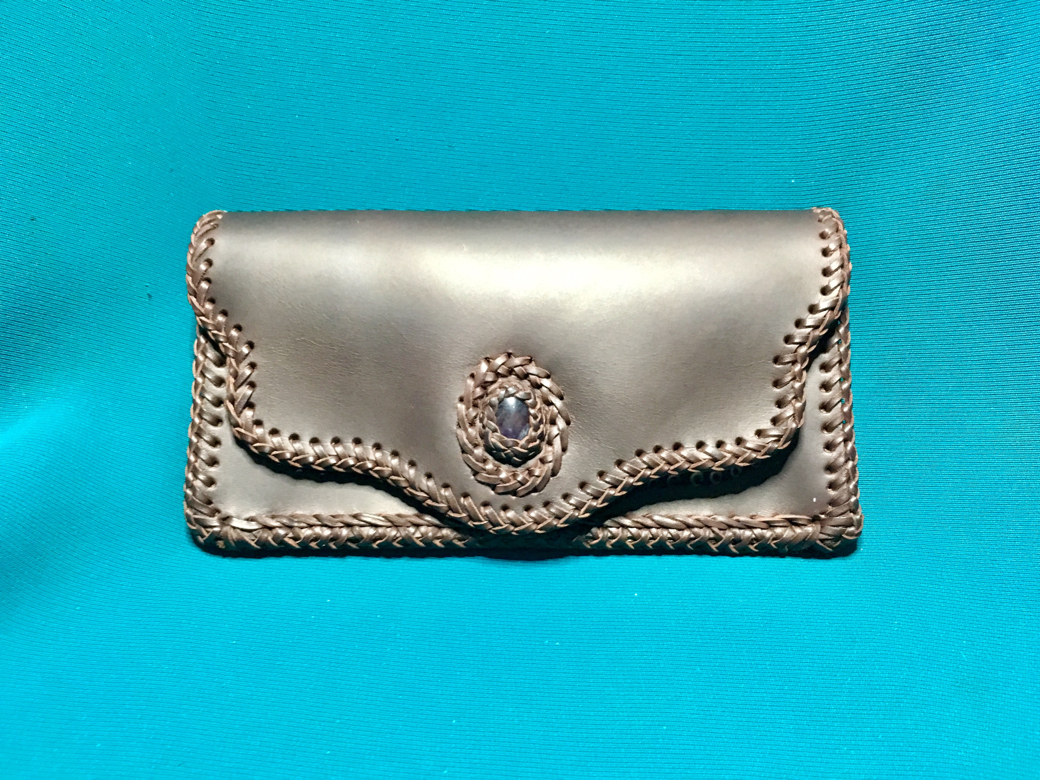 Cartera de cuero con piedra natural