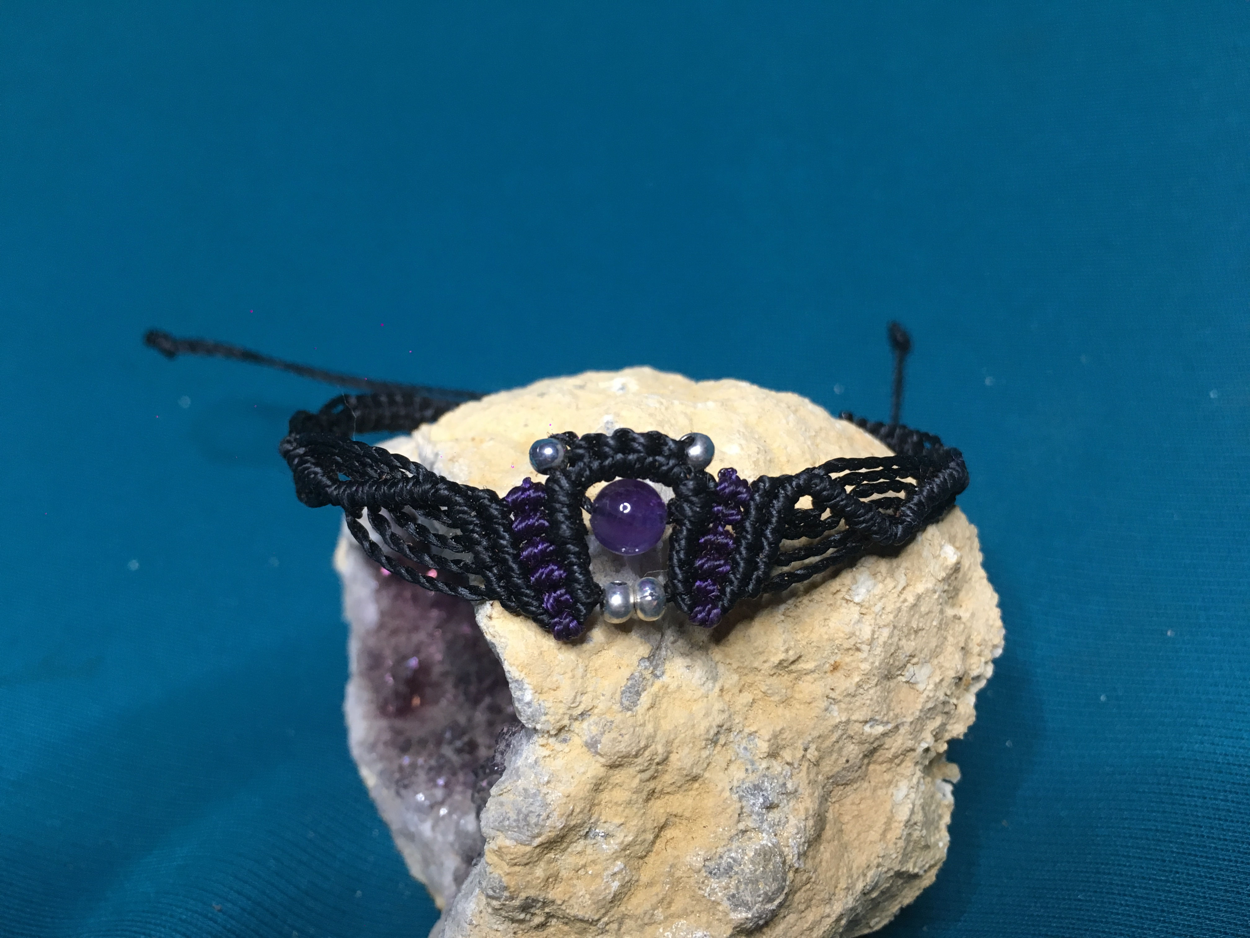 Pulsera de macramé con amatista natural